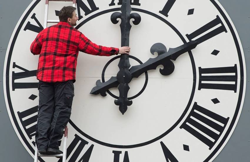 घड़ियां को बदलने का यह सिलसिला सबसे पहले 1916 में जर्मनी में उस वक्त शुरू हुआ जब पहला विश्व युद्ध अपने चरम पर था। घड़ियां को बदलने का यह सिलसिला सबसे पहले 1916 में जर्मनी में उस वक्त शुरू हुआ जब पहला विश्व युद्ध अपने चरम पर था।