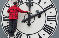 घड़ियों को आगे-पीछे करने से छुटकारा चाहता है यूरोप, 80 प्रतिशत लोगों ने डेलाइट सेविंग का किया विरोध