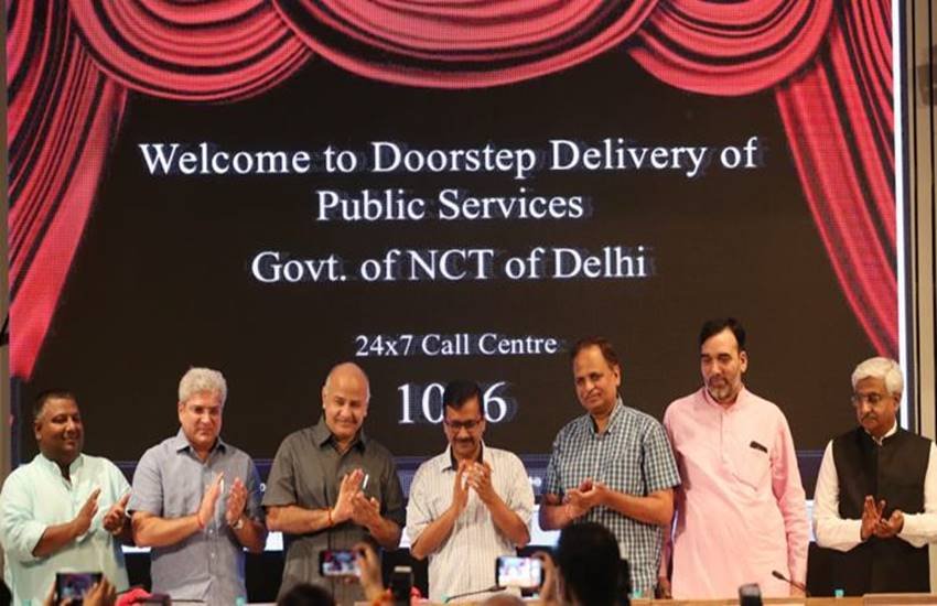 दिल्लीवासियों को ड्राइविंग लाइसेंस और विवाह पंजीकरण प्रमाण सहित 40 सरकारी सेवाओं की आपूर्ति उनके घरों तक की जाएगी। मुख्यमंत्री अरविंद केजरीवाल ने घर तक सार्वजनिक सेवाओं की आपूर्ति के लिए सोमवार को कार्यक्रम की शुरूआत की और इसे ‘‘शासन में क्रांतिकारी बदलाव’’ बताया। 