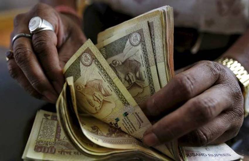 बिना किसी एजंडे के और बिना किसी पूर्व भूमिका के आरबीआइ के केंद्रीय बोर्ड ने जल्दबाजी में आठ नवंबर को बैठक की, और पूरी तरह कर्तव्य निभाते हुए ‘सिफारिश’ कर दी कि पांच सौ और एक हजार रुपए वाले नोट अवैध घोषित किए जा सकते हैं।