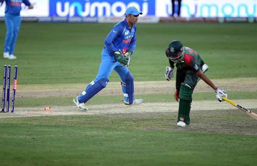 बांग्लादेशी क्रिकेटर सौम्या सरकार को टीम इंडिया के कीपर एमएस धोनी ने रन आउट कर पवेलियन भेजा।(फोटो- एपी)