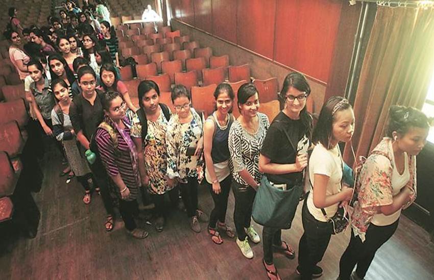 DUSU Election 2018: वोट डालने के लिए लाइन में लगे स्टूडेंट्स (Express Photo by Amit Mehra)