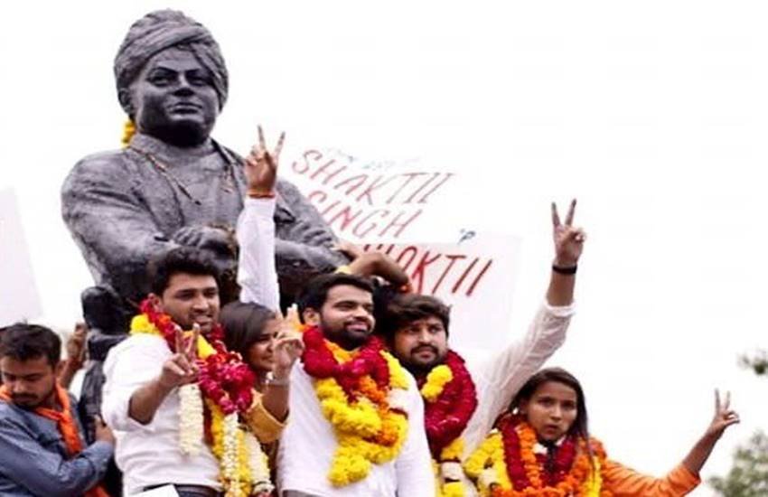 एबीवीपी ने अध्यक्ष, उपाध्यक्ष और सह सचिव पद पर कब्जा किया जबकि भारतीय राष्ट्रीय छात्र संगठन (एनएसयूआइ) को सिर्फ सचिव पद से संतोष करना पड़ा।(फोटो सोर्स- ट्विटर)