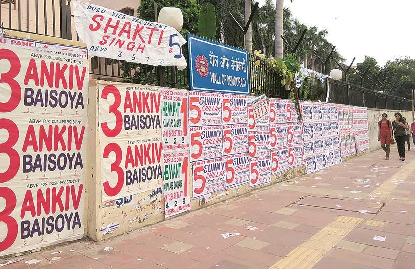 एनएसयूआइ की प्रभारी रुचि गुप्ता, प्रदेश प्रभारी अक्षय लाकड़ा और पूर्व डूसू अध्यक्ष अजय चिकारा ने चुनाव अधिकारी के सामने जाकिर हुसैन कॉलेज में तोड़फोड़ और छात्रों के साथ मारपीट का मुद्दा उठाया और कार्रवाई की मांग भी की। एनएसयूआइ की प्रभारी रुचि गुप्ता, प्रदेश प्रभारी अक्षय लाकड़ा और पूर्व डूसू अध्यक्ष अजय चिकारा ने चुनाव अधिकारी के सामने जाकिर हुसैन कॉलेज में तोड़फोड़ और छात्रों के साथ मारपीट का मुद्दा उठाया और कार्रवाई की मांग भी की।