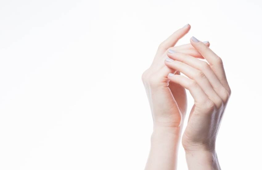 बाजार में हाथों की खूबसूरती बढ़ाने के लिए तमाम तरह के ब्यूटी प्रोडक्ट्स मौजूद हैं लेकिन ये केमिकल वाले उत्पाद आपके हाथों की त्वचा को नुकसान भी पहुंचा सकते हैं।