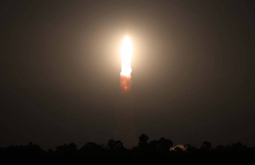 भारत के 'ध्रुवीय उपग्रह प्रमोचन वाहन' (पीएसएलवी) ने रविवार रात इंग्लैंड के 889 किलो वजनी दो विदेशी उपग्रहों- 'नोवाएसएआर' और 'एस1-4' को पृथ्वी की कक्षा में सफलतापूर्वक स्थापित कर दिया।