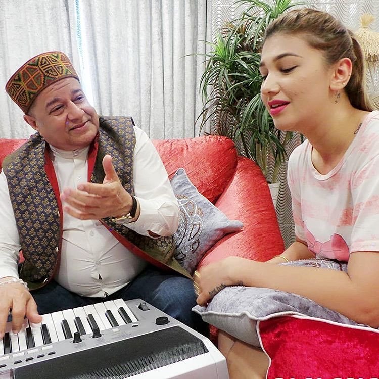 जसलीन ने अनूप जलोटा से सिंगिंग का हुनर सीखा है। हालांकि वह सिंगिंग के अलावा डांस करने की भी शौकीन हैं। वह भरतनाट्यम, बेली डांस, हिप हॉप और सालसा डांस में पारंगत हैं।