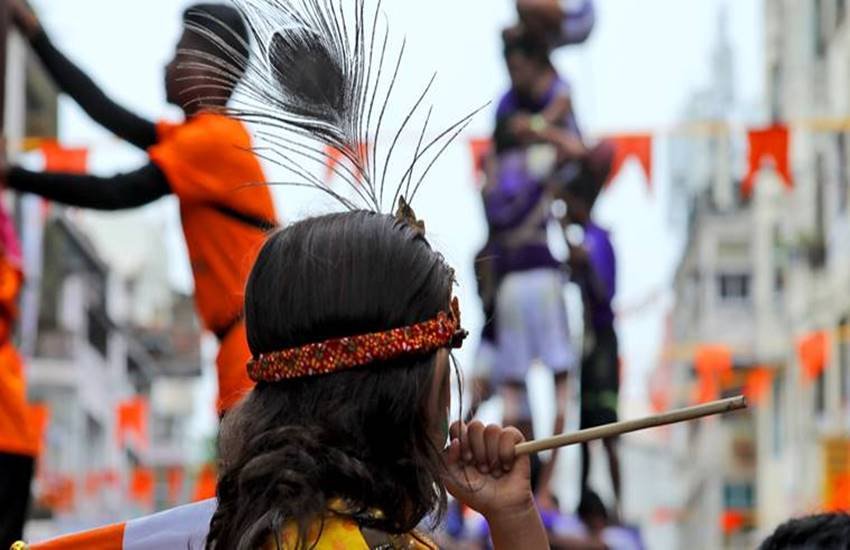 दू धर्म में भगवान कृष्ण के जन्मदिन के रूप में मनाए जाने वाले पर्व जन्माष्टमी के अवसर पर दुकानें भगवान कृष्ण के पालने से लेकर बाल कृष्ण के पोशाकों तक के सारे सामानों से सज गई हैं। 