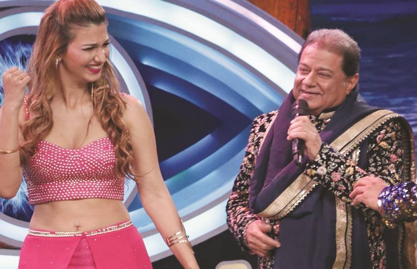 जब सलमान अपनी ‘सेक्सिस्ट स्टाइल’ में पूछते हैं कि वे अनूप को कौन-सा फिल्म टाइटिल समर्पित करना चाहेंगी, तो जसलीन सलमान की ही एक फिल्म का नाम लेकर कहती हैं : ‘हम दिल दे चुके सनम’! जब सलमान अपनी ‘सेक्सिस्ट स्टाइल’ में पूछते हैं कि वे अनूप को कौन-सा फिल्म टाइटिल समर्पित करना चाहेंगी, तो जसलीन सलमान की ही एक फिल्म का नाम लेकर कहती हैं : ‘हम दिल दे चुके सनम’!