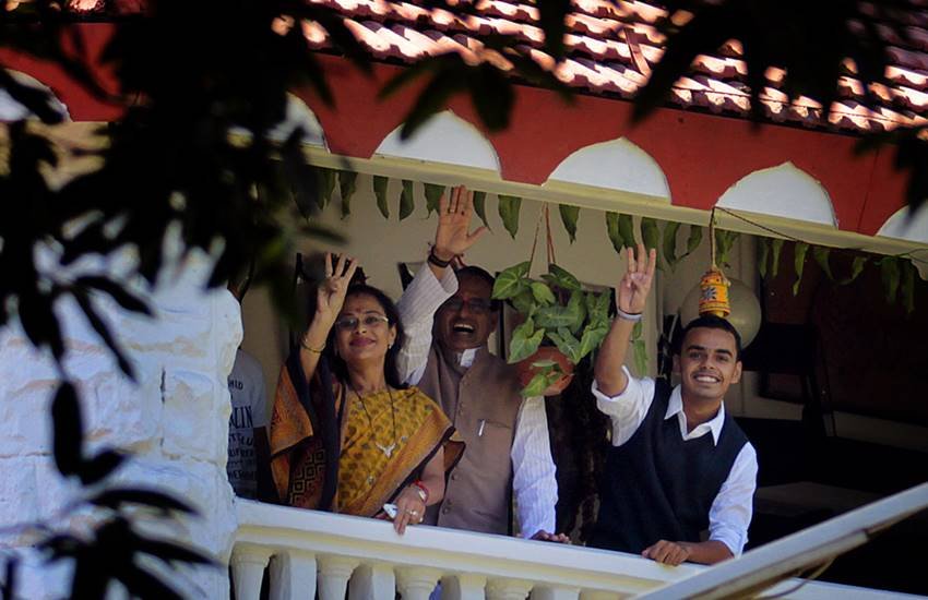 दाएं से सबसे पहले मुख्यमंत्री शिवराज सिंह चौहान के बेटे कार्तिकेय चौहान। भारत बंद के दौरान भोपाल स्थित कार्तिकेय की फूलों की दुकान खुली रही। (एक्सप्रेस आर्काइव फोटो)