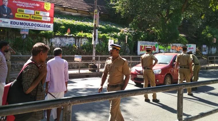केरल में कई जगहों पर पुलिस गश्त करते नजर आई। (फोटो-एक्सप्रेस)