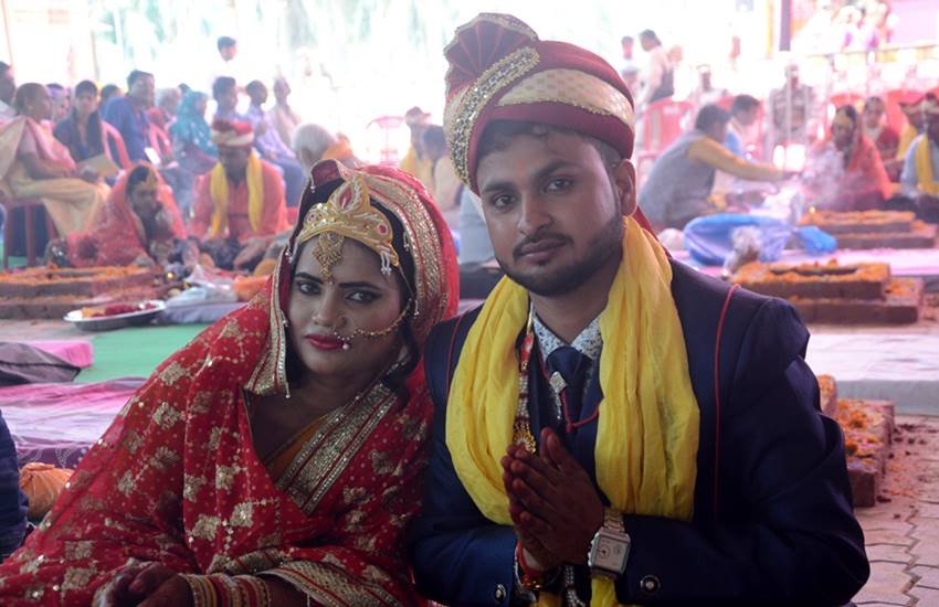 लखनऊ में एक सामूहिक विवाह समारोह के दौरान एक जोड़ा। (Express file photo by Vishal Srivastav)