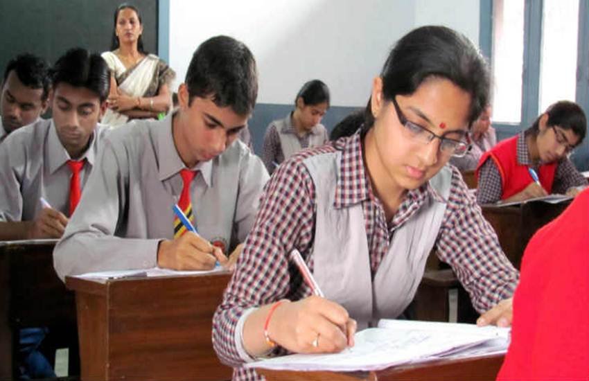 परीक्षा सिलेबस में कोई बदलाव नहीं होगा लेकिन स्टूडेंट्स को दो अलग-अलग लेवल के पेपर मिलेंगे। परीक्षा सिलेबस में कोई बदलाव नहीं होगा लेकिन स्टूडेंट्स को दो अलग-अलग लेवल के पेपर मिलेंगे।