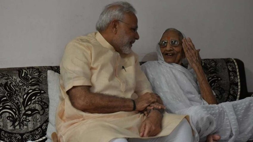 PM Narendra Modi Birthday: वर्ष 2016 में नरेंद्र मोदी 66 साल के हो गए। इस साल अपने जन्मदिन के अवसर पर अपनी मां से मिलने गुजरात गए। इस समय उनकी मां गांधीनगर के नजदीक रायसन गांव में भाई पंकज मोदी के साथ रह रहीं थीं। उनका आशिर्वाद लिया। इसके बाद उन्होंने बनसकंठा जिले के दीसा में एक जनसभा को संबोधिति किया था। (Photo: Twitter@narendramodi)