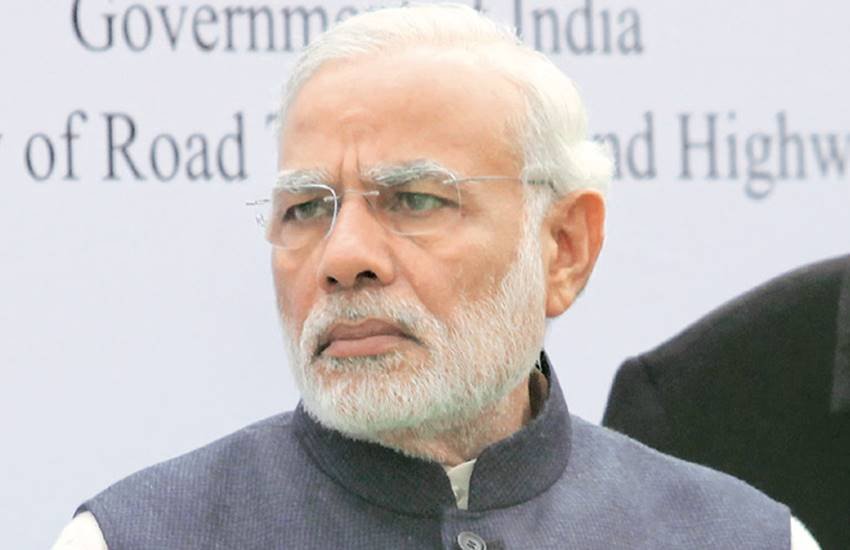 शुरू से कोई न कोई मुद्दा उछाला गया है मोदी को बदनाम करने के मकसद से और मोदी ने खुद गलतियां भी की हैं, जिनकी खूब आलोचना होती रही है।
