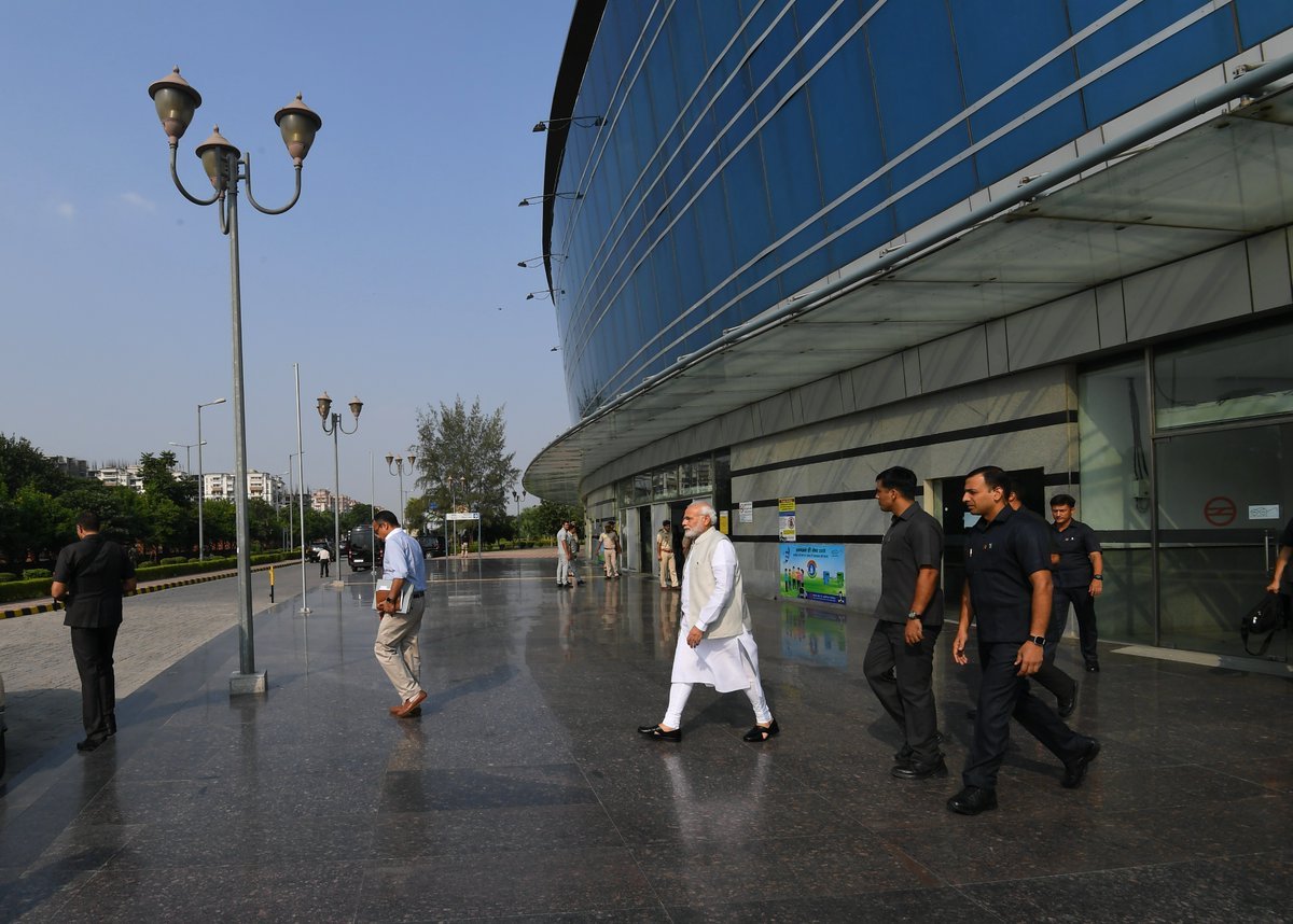 narendra modi metro ride, pm modi in delhi metro, delhi metro express line, dhaula kuan to dwarka metro, IICC foundation