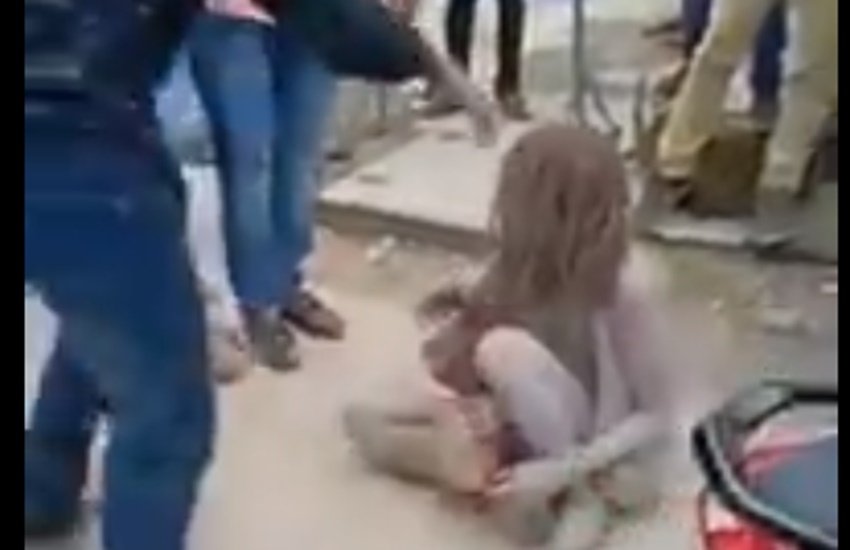 सोशल मीडिया पर पिटाई का वीडियो वायरल (Photo: Video grab) सोशल मीडिया पर पिटाई का वीडियो वायरल (Photo: Video grab)