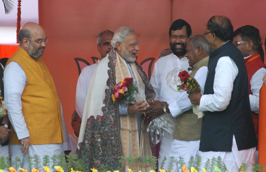 प्रधानमंत्री नरेंद्र मोदी के साथ बीजेपी अध्यक्ष अमित शाह (बाएं) और लोजपा अध्यक्ष रामविलास पासवान (दाएं)। (एक्सप्रेस फोटो) प्रधानमंत्री नरेंद्र मोदी के साथ बीजेपी अध्यक्ष अमित शाह (बाएं) और लोजपा अध्यक्ष रामविलास पासवान (दाएं)। (एक्सप्रेस फोटो)