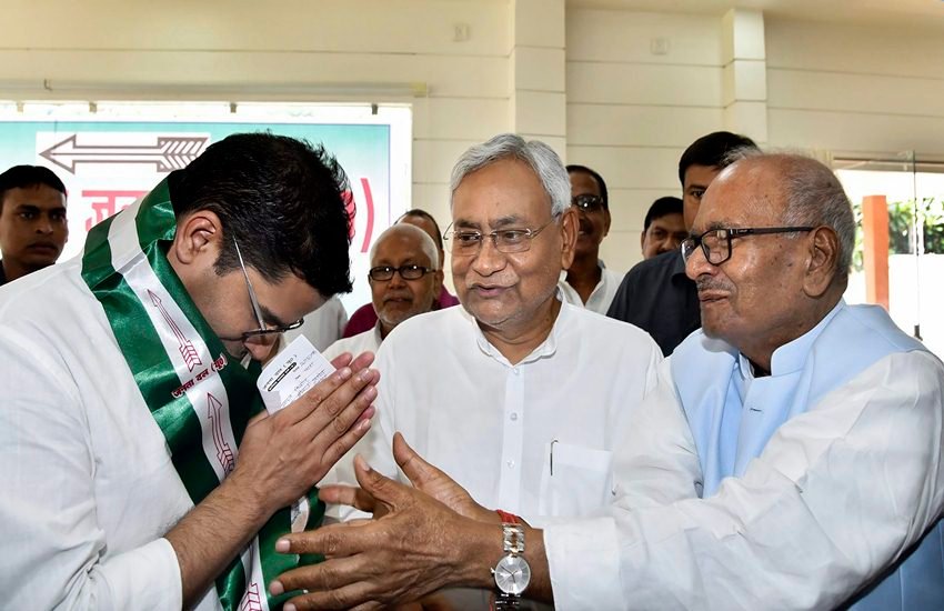 जेडीयू की कार्यकारिणी बैठक में पार्टी की सदस्यता लेने के बाद सीएम नीतीश कुमार और प्रदेश अध्यक्ष वशिश्ठ नारायण सिंह को धन्यवाद करते प्रशांत किशोर। (फोटो- PTI) 