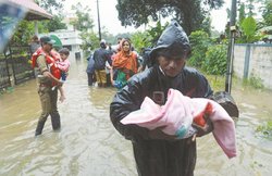 रविवारीः आपदा में बढ़े मददगार हाथ