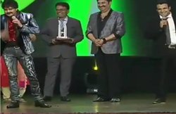 कुमार सानू के सामने पवन सिंह ने यूं गाया ‘लॉलीपॉप’, वायरल हो रहा वीडियो