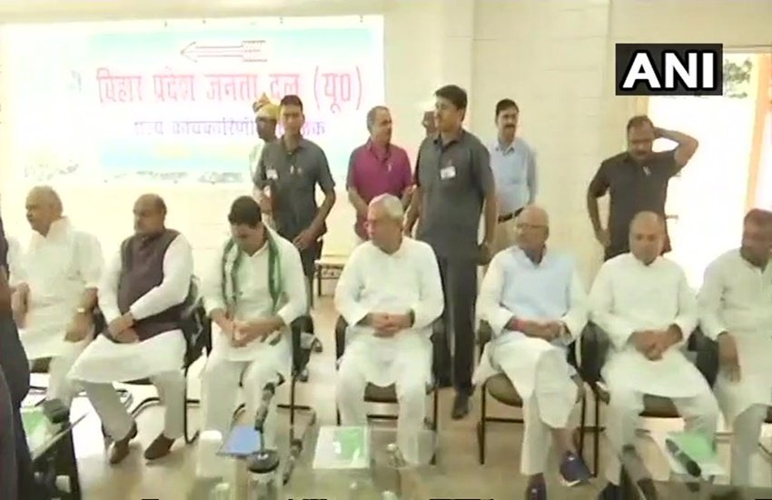 जदयू में शामिल हुए नीतीश कुमार (Photo: ANI)