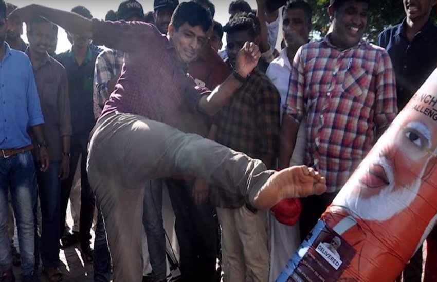 AISF ने पंचिंग बैग पर लगाई पीएम की तस्वीर और लात मारी (Photo: Video grab)