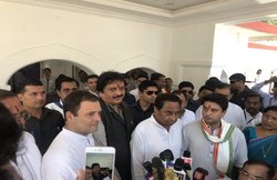 मध्य प्रदेश: भाजपा को दोहरा झटका, बीजेपी एमएलए के पिता कांग्रेस में शामिल, राहुल ने दिलाई सदस्यता