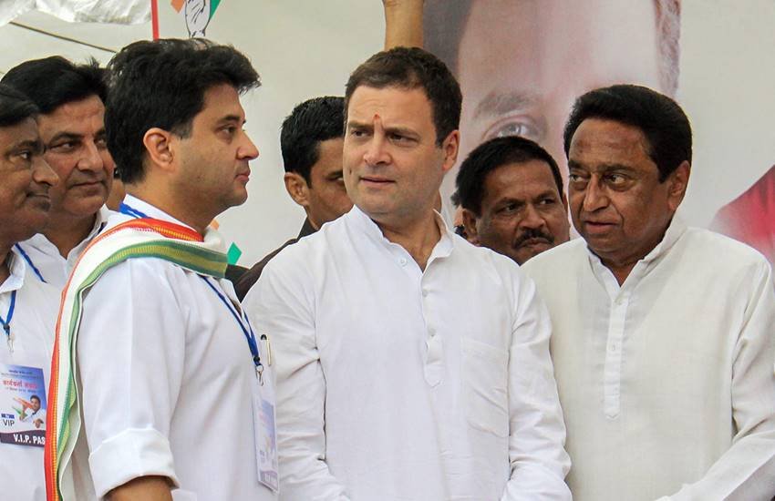 भोपाल में पार्टी नेताओं के साथ कांग्रेस अध्यक्ष राहुल गांधी। (फोटो- पीटीआई) 