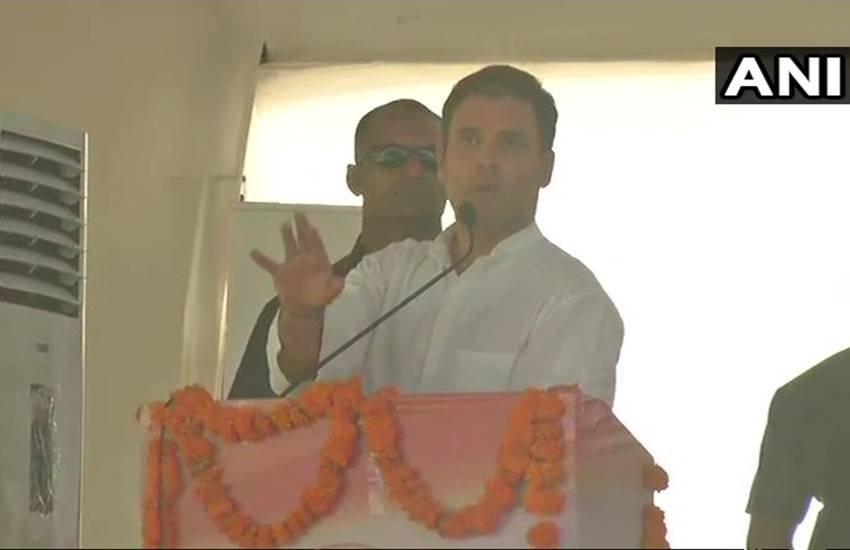 राजस्थान के डूंगरपुर में चुनावी जनसभा संबोधित करते कांग्रेस अध्यक्ष राहुल गांधी। (फोटो- एएनआई)