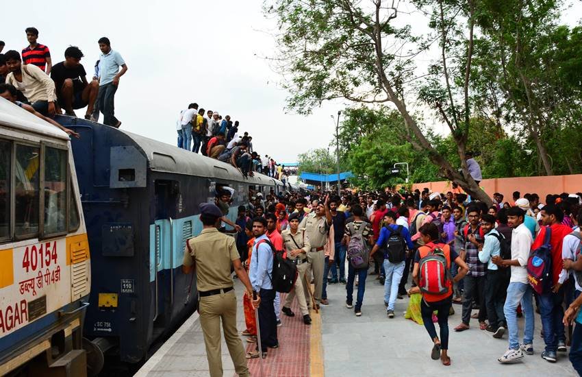 RRB Group C ALP, Technician Result 2018 Date: भर्ती परीक्षा में शामिल होने जाते अभ्यर्थी। (Photo : Express Archive) RRB Group C ALP, Technician Result 2018 Date: भर्ती परीक्षा में शामिल होने जाते अभ्यर्थी। (Photo : Express Archive)