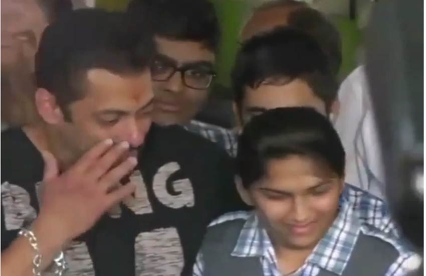 salman khan, salman khan getting emotional, salman khan meeting with blind and orphans, salman khan video, salman khan photos