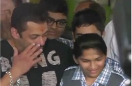 salman khan, salman khan getting emotional, salman khan meeting with blind and orphans, salman khan video, salman khan photos