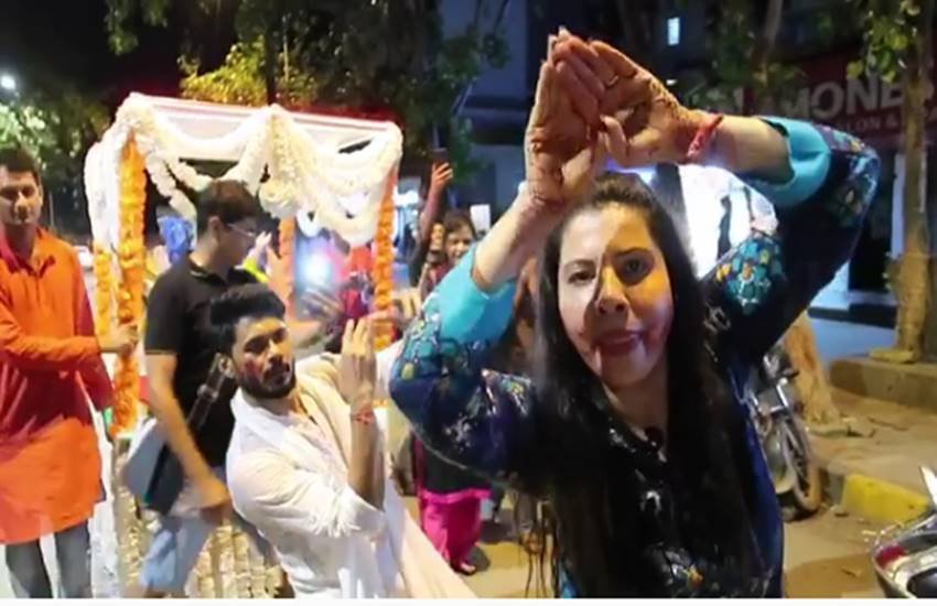 गणपित विसर्जन के दौरान डांस करतीं संभावना सेठ।
फोटो सोर्स - (वीडियो स्क्रीनशॉट)