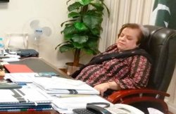 अपने ऑफिस में मजे से सो रही थीं मंत्रीजी, लोगों ने खूब की मजम्‍मत