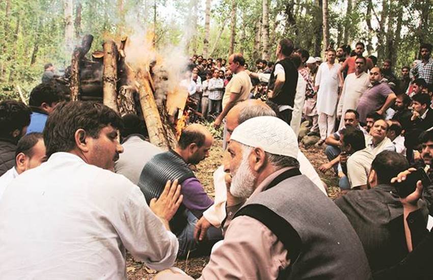 शोपियां में कुलवंत सिंह का अंतिम संस्‍कार किया गया। (Photo : Shuaib Masoodi/Express)