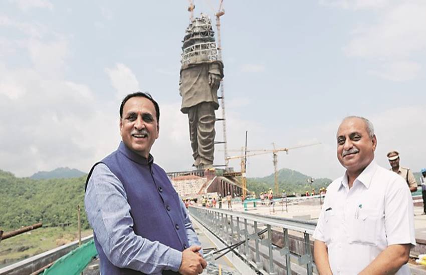  प्रधानमंत्री नरेन्द्र मोदी 31 अक्तूबर को गुजरात में सरदार पटेल की प्रतिमा ‘स्टैच्यू आफ यूनिटी’ का लोकार्पण करेंगे । गुजरात के मुख्यमंत्री विजय रूपाणी ने रविवार को इस आशय की जानकारी दी।