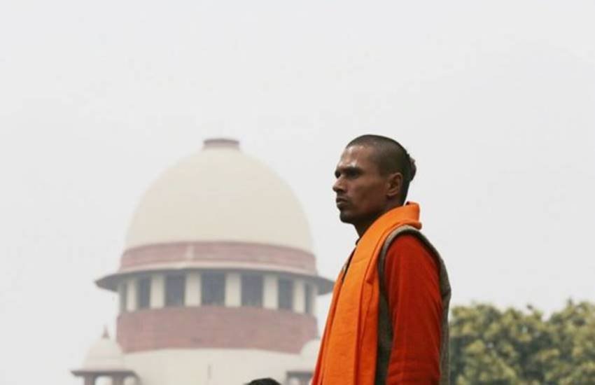 मंदिर का मुद्दा बड़ी बेंच को नहीं! एक महीने में फैसला!! फैसला आते ही भक्तों के चेहरे चमक उठे। चैनल लाइन देने लगे : 2019 में मंदिर!मंदिर मार्ग साफ! ‘बिग विक्ट्री टू रामलल्ला’! अरे भक्त एंकरो! रामलल्ला नहीं, रामलला कहो!