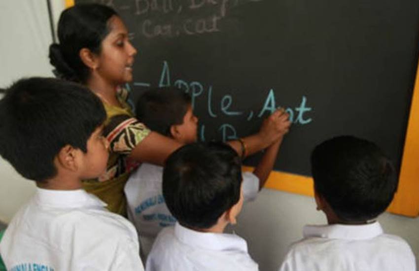 अधिनायक मातहतों को कमजोर होने का अहसास कराता है, जबकि नायक उन्हें ताकतवर होने की अनुभूति देता है। 