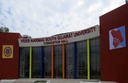 VNSGU यूनिवर्सिटी: कुलपति पर आरोप- धर्म की वजह से पारसी प्रोफेसर को नहीं बनाया HOD