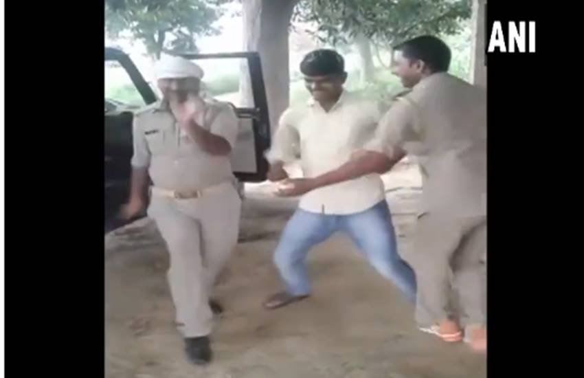 ड्यूटी के दौरान नाचने वाले पुलिसवालों के खिलाफ जांच का आदेश दिया गया है। (एनएनआई के द्वारा ट्वीट किए गए वीडियो से लिया गया स्क्रीनशॉट)