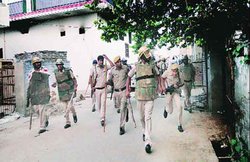 यूपी: कंस वध मेले की झांकी को लेकर सांप्रदायिक तनाव, पथराव और आगजनी, एसपी समेत 6 पुलिसवाले घायल