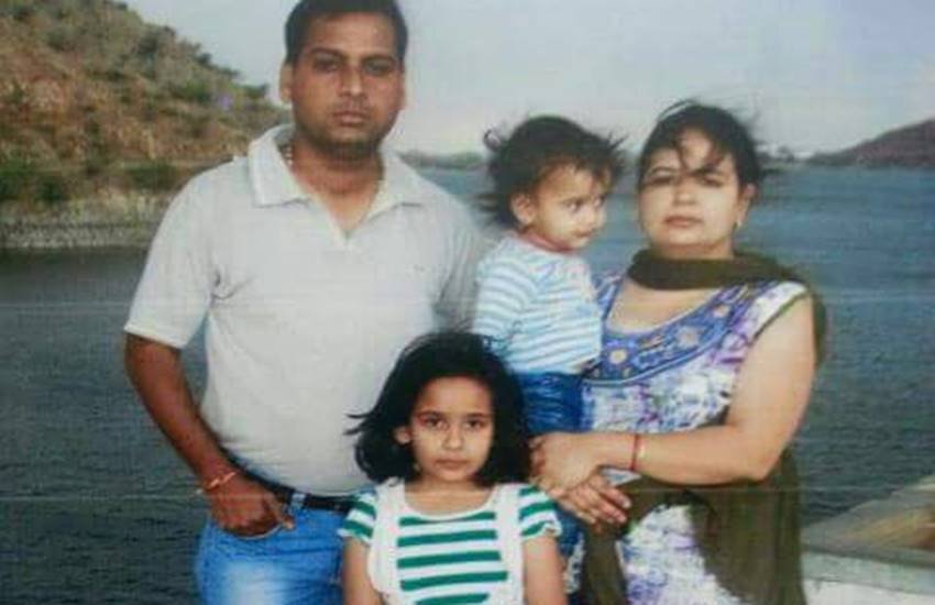 विवेक तिवारी के परिवार की एक पुरानी तस्वीर जो उन्होंने फेसबुक पर साझा की थी। (Image Source: Facebook/Vivek Tiwari)