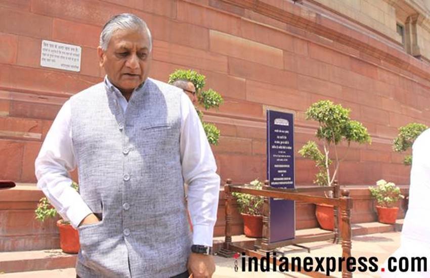 विदेश राज्य मंत्री ने स्पष्ट कहा कि पाकिस्तान में सेना ही सभी फैसले करती है और आज भी यही हाल है। 