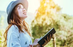 कविताः मैं देख सकती हूं तुम्हें