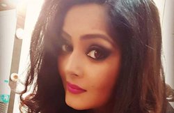 भोजपुरी एक्ट्रेस अंजना सिंह को पड़ा जोरदार तमाचा, देखें मजेदार वीडियो