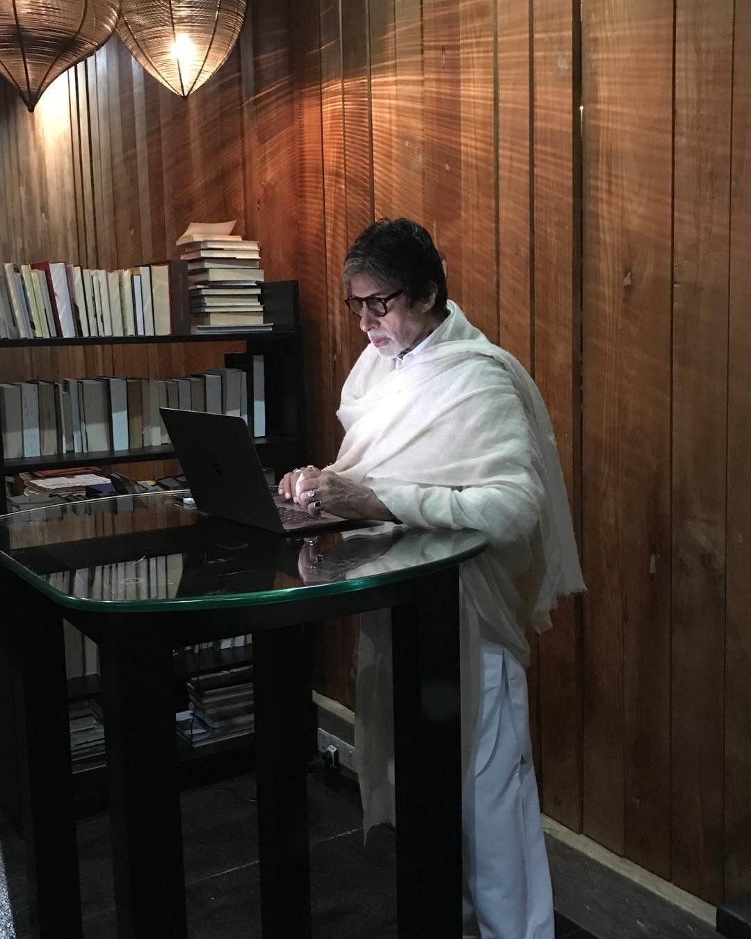 अमिताभ ने 2002 में एक किताब लिखी थी जिसका नाम था 'सोल करी फॉर यू एंड मी' है।