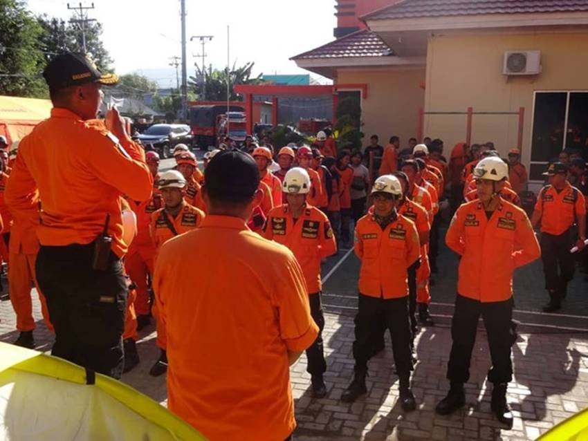 वहीं दूसरी ओर सरकारी अधिकारियों के मुताबिक क्षेत्र में कम से कम तीन जेल से करीब 1,200 कैदी भाग निकले हैं। आपदा प्रबंधन एजेंसी के मुताबिक सुनामी चेतावनी प्रणाली अगर काम करती तो ज्यादा लोगों की जानें बचाई जा सकती थी लेकिन पैसे की कमी की वजह से छह साल से वह काम नहीं कर रहा है।