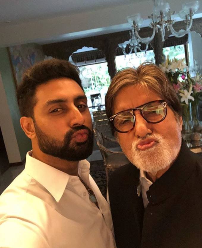 अमिताभ बच्चन बेटे अभिषेक के साथ पाउट बनाते हुए।