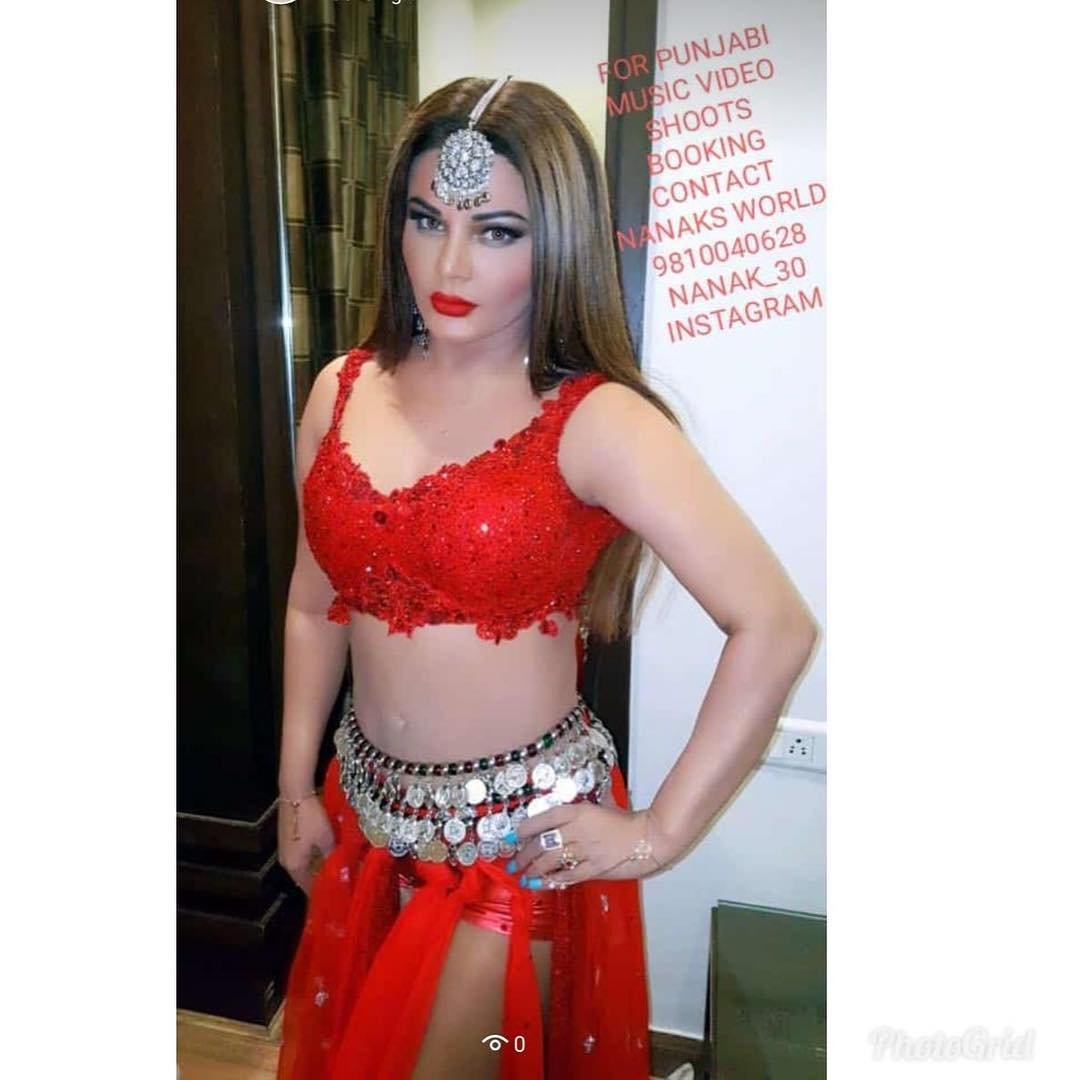 पिछले दिनों राखी सावंत ने तनुश्री दत्ता को निशाना बनाया था। उन्होंने एक वीडियो शेयर कर महिलाओं को अपील की कि वे खुद को रेप से बचाने के लिए ताले और चेन का इस्तेमाल करें। इसके लिए वह काफी ट्रोल भी हुईं।